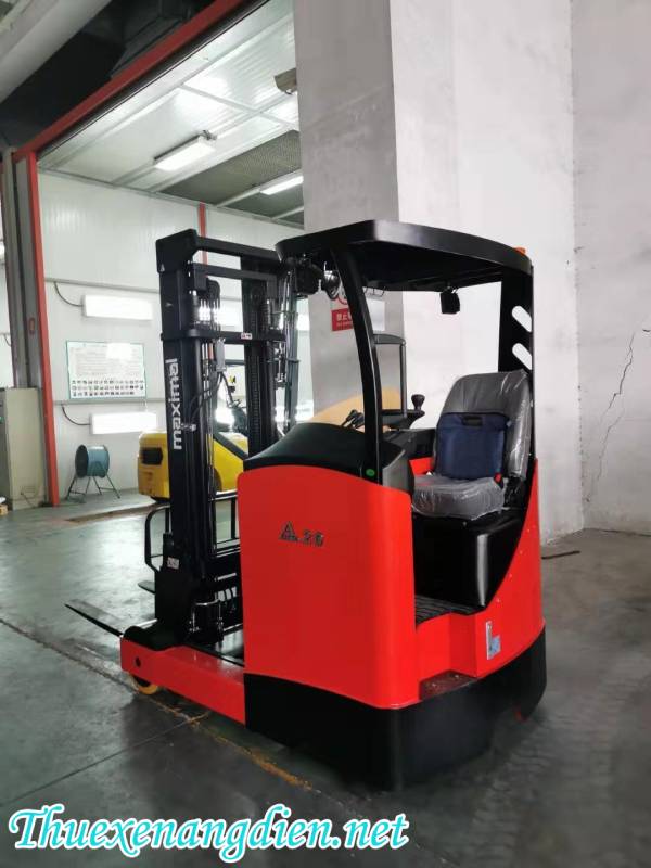 Thuê xe nâng 3 tấn kiểu dáng Reach Truck tiện dụng