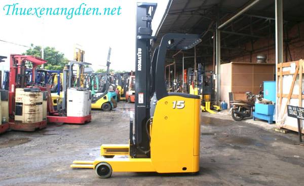 Thuê xe nâng Quận 2 đứng lái, thương hiệu Komatsu